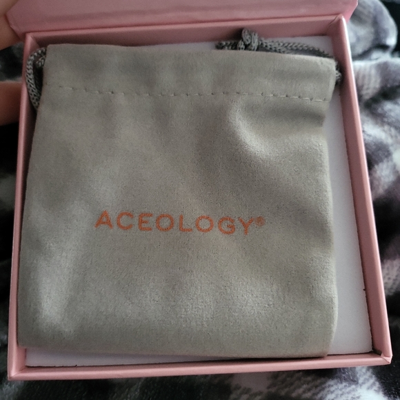 ACEOLOGY Rose Quartz Gua Sha Facial Massager - Picture 2 of 3